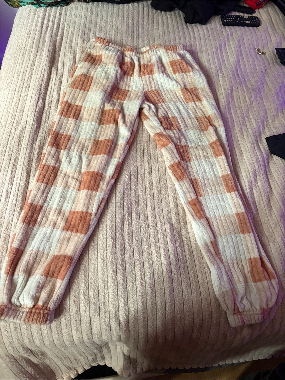Cozy Checkered Plush Jogger Pants — Light/Dark Pink & White